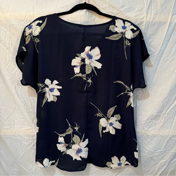 West Kei Blouse Women’s Size Medium Navy Blue White Floral Shirt Twist Front - Picture 2 of 6